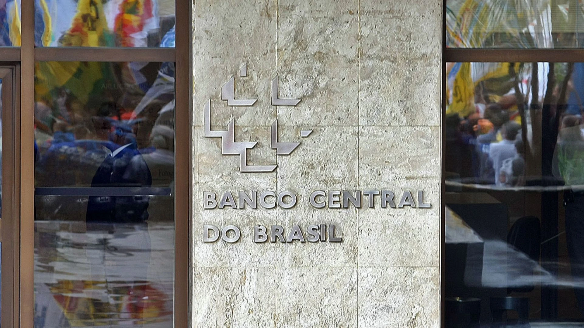 Copom leva a Selic a 14,25% e admite que o cenário piorou